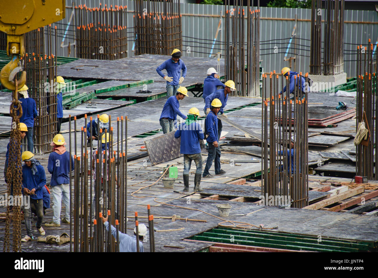 Bauarbeiter auf einem Hochhaus in Bangkok, Thailand Stockfoto