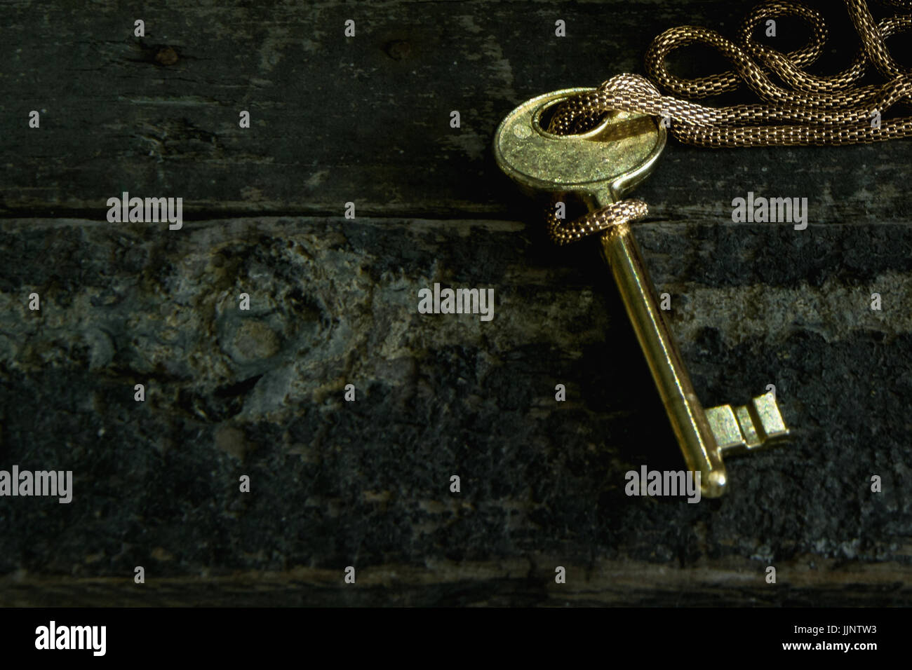 Goldene Schlüssel auf Grunge rustikalen Tisch Stockfoto