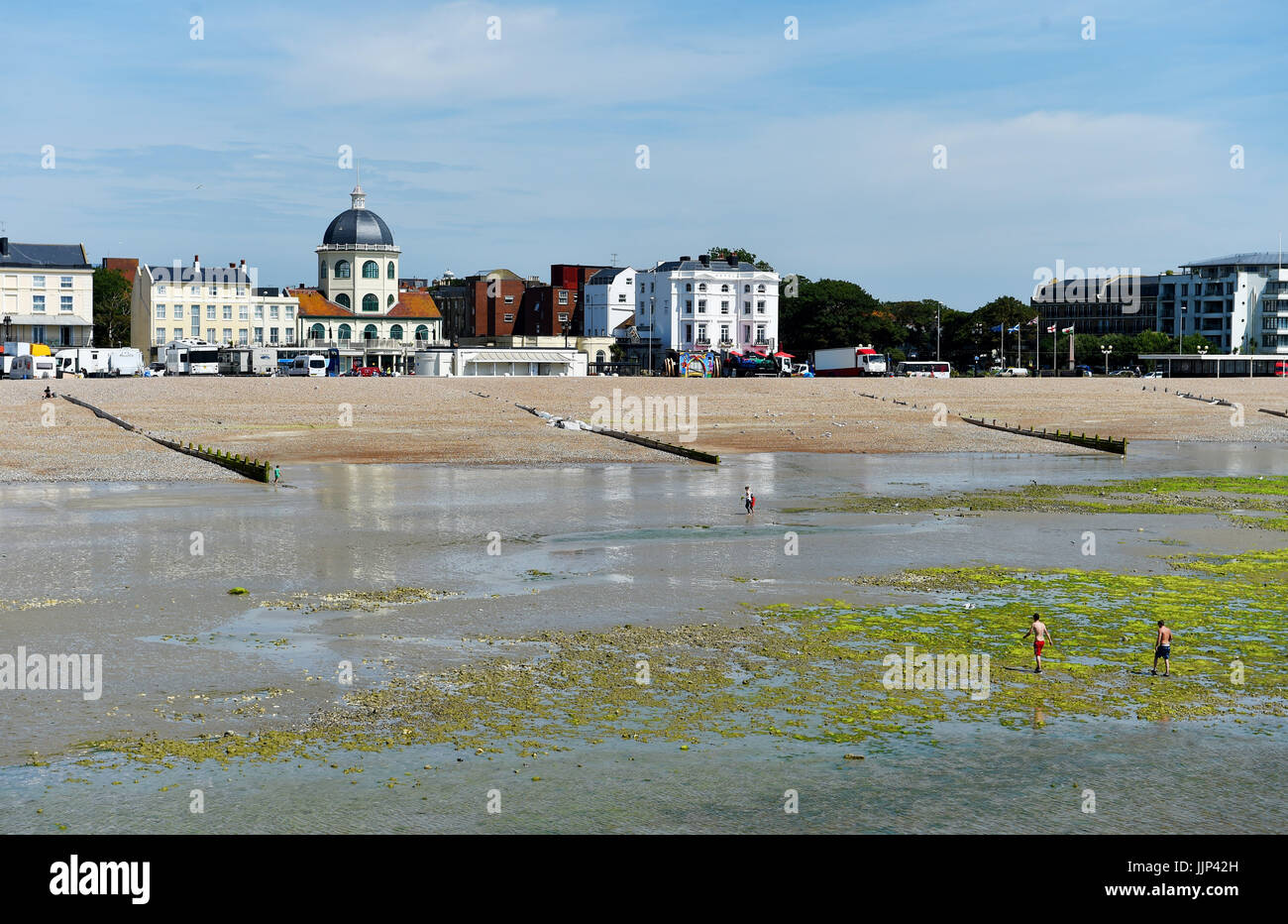 Worthing West Sussex UK - Ebbe am Strand mit den berühmten Kuppelkino direkt am Meer Stockfoto