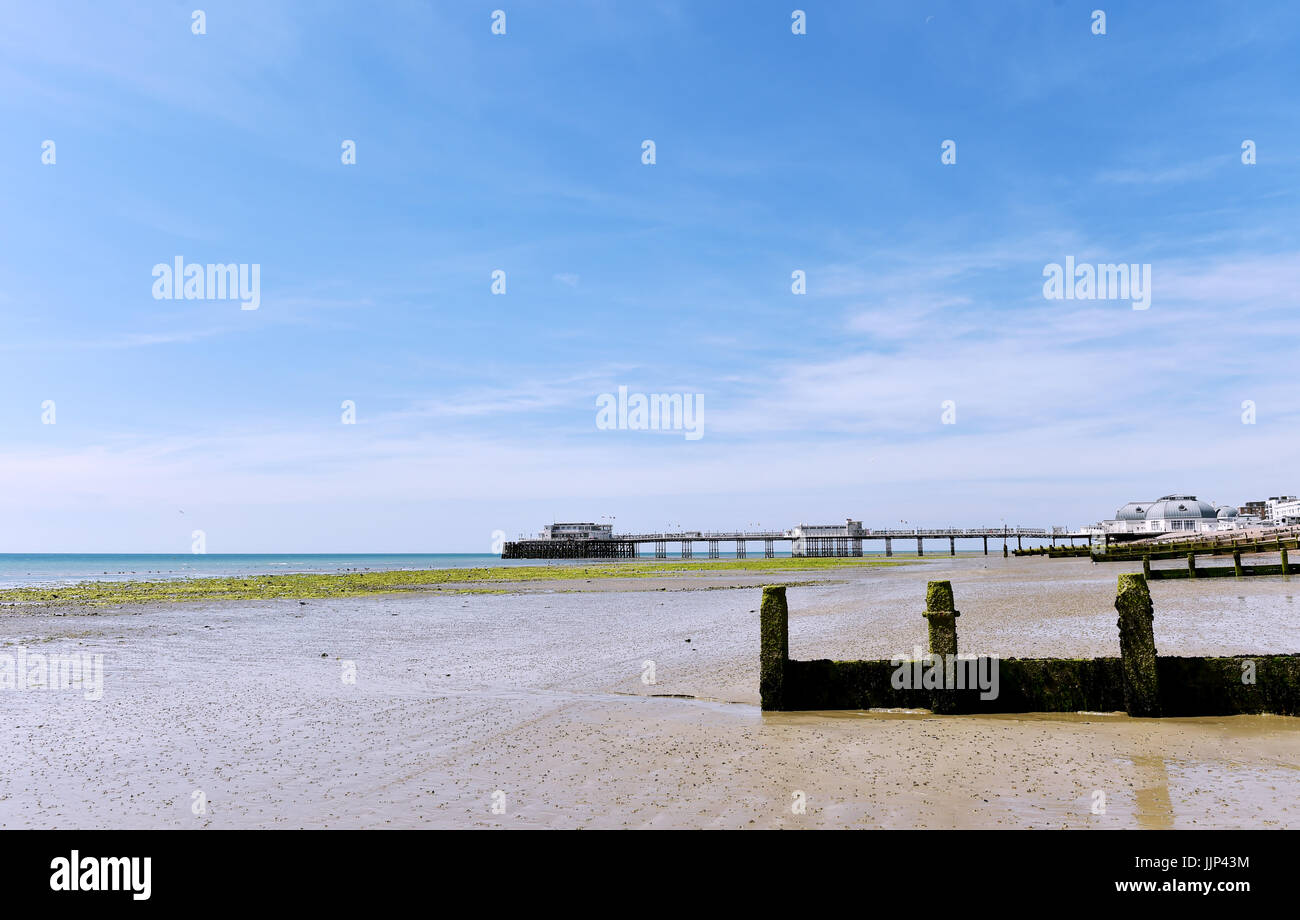 Worthing West Sussex UK - Worthing Pier bei Ebbe Foto von Simon Dack Stockfoto