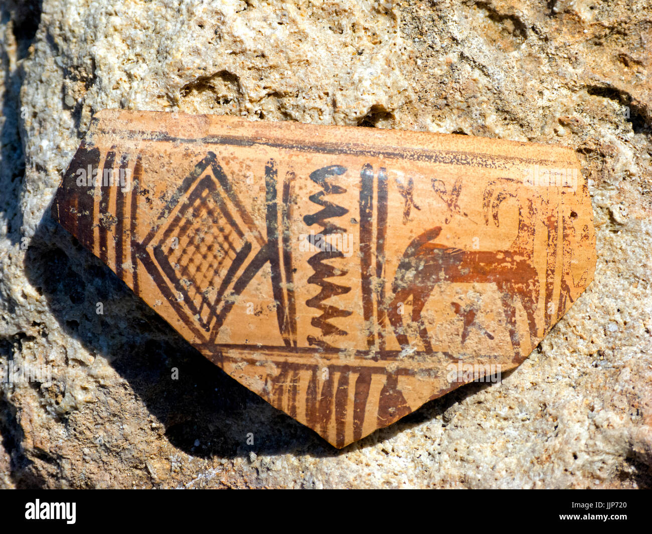 Minoische bemalte Keramik Shard mit mehr Töpferei in Kreta Boden Cliff gefunden - Gesicht wahrscheinlich aus dem Vulkanausbruch von Santorin und Kreta Strand gefunden. Stockfoto