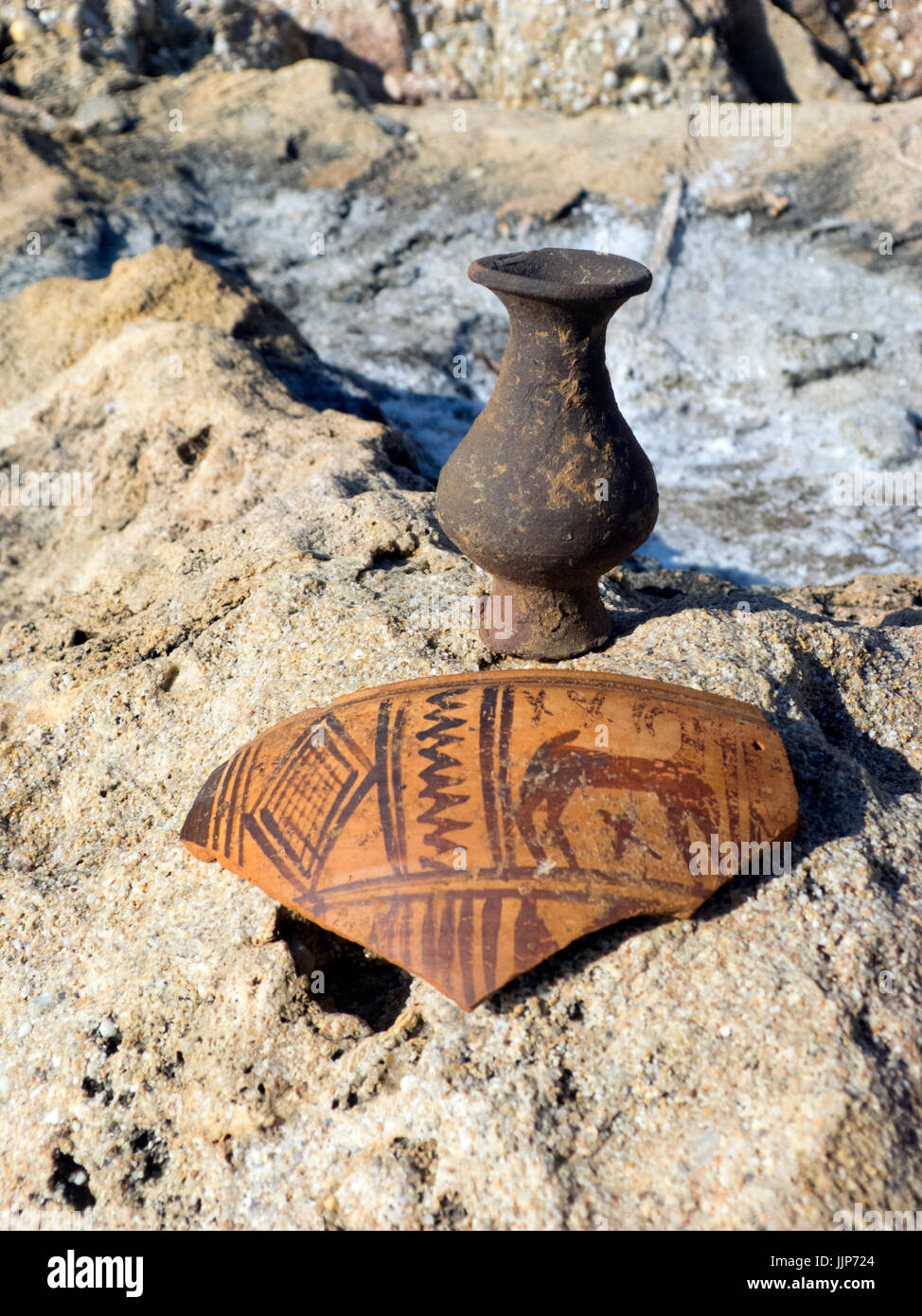 Minoische bemalte Keramik wahrscheinlich aus dem Vulkanausbruch von Santorin und Tsunami auf Kreta Strand gefunden. Stockfoto