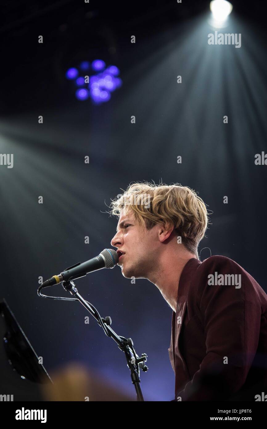 Der englische Sänger und Songwriter Tom Odell abgebildet auf der Bühne, als er am Mond & Stars 2017 in Locarno, Schweiz führt. (Foto: Roberto Finizio / Pacific Press) Stockfoto