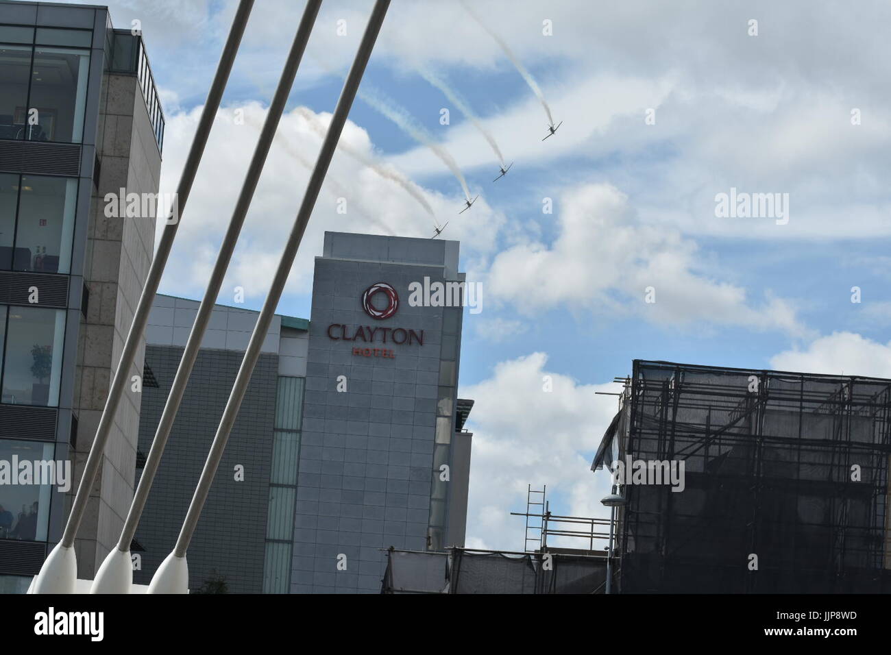 Irish Air Corps Piloten fliegen Sie über den Fluss Liffey in Dublin. (Foto von John Rooney/Pacific Press) Stockfoto