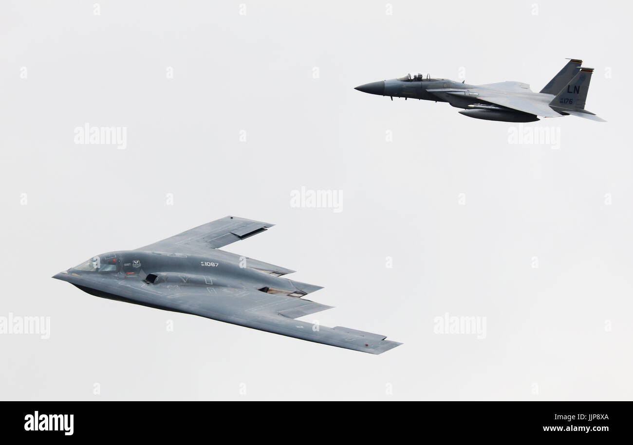 Northrop Grumman b-2 Stealth-Bomber f-15 Eagle Stockfoto Northrop Grumman b-2 Stealth-Bomber f-15 Eagle Stockfoto