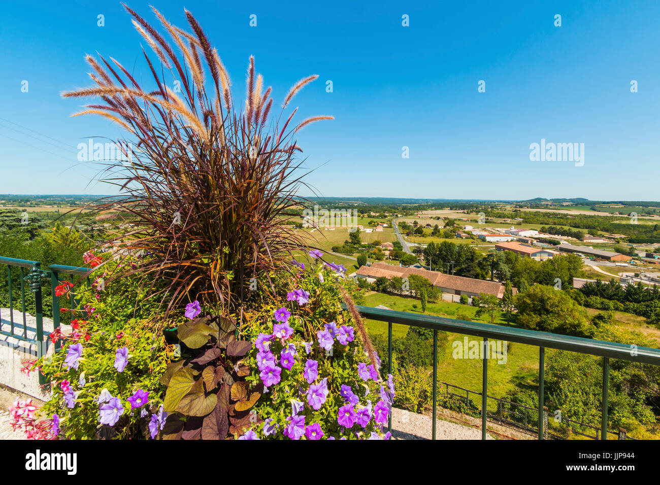 Blumenschau auf der östlichen Stadtmauer dieser wunderschönen South Western historische Bastide. Monflanquin, Lot-et-Garonne, Frankreich Stockfoto