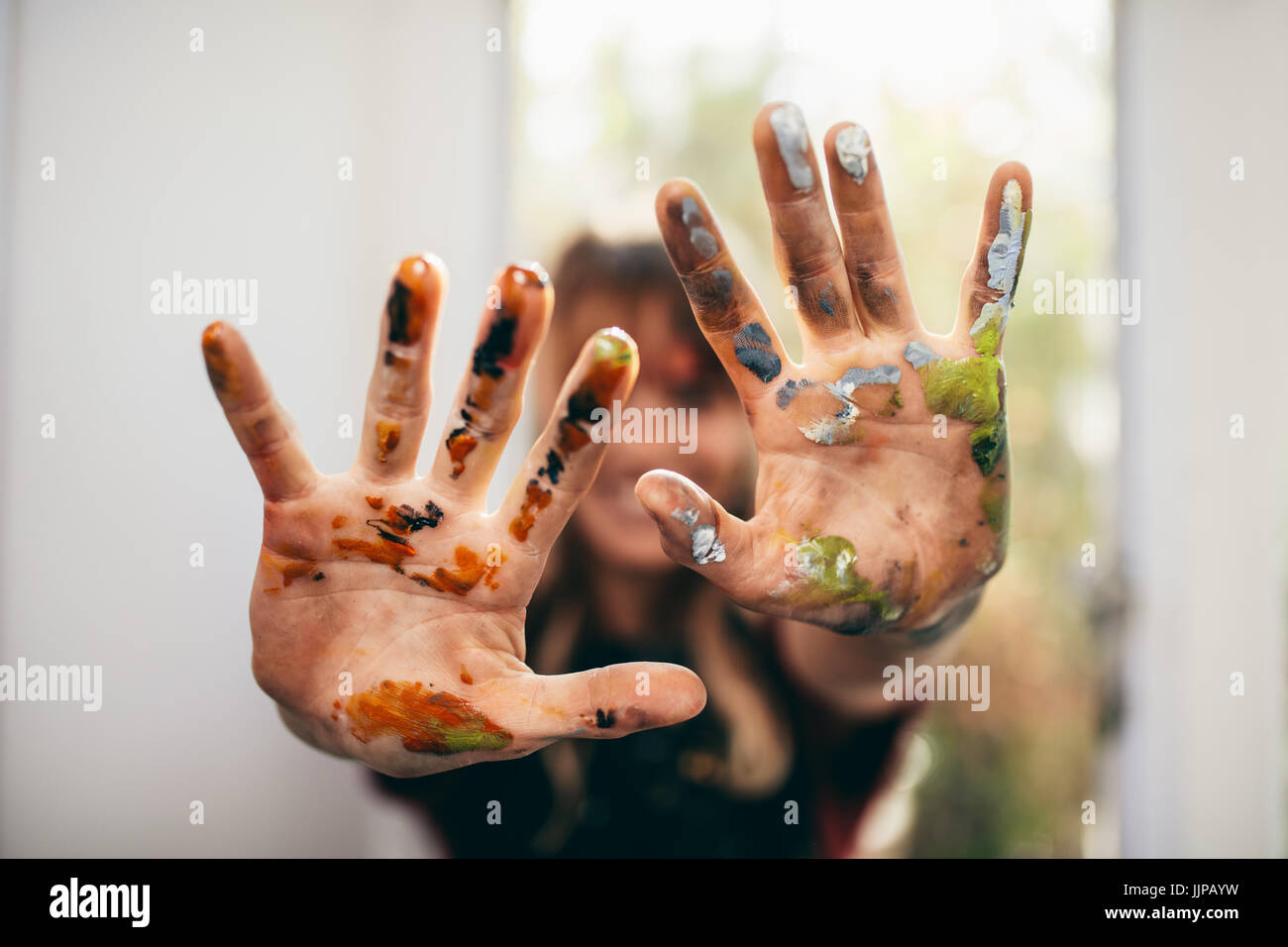 Nahaufnahme der Künstlerin zeigen ihre schmutzige Hände. Konzentrieren Sie sich auf den Händen der Malerin mit Farbe. Stockfoto