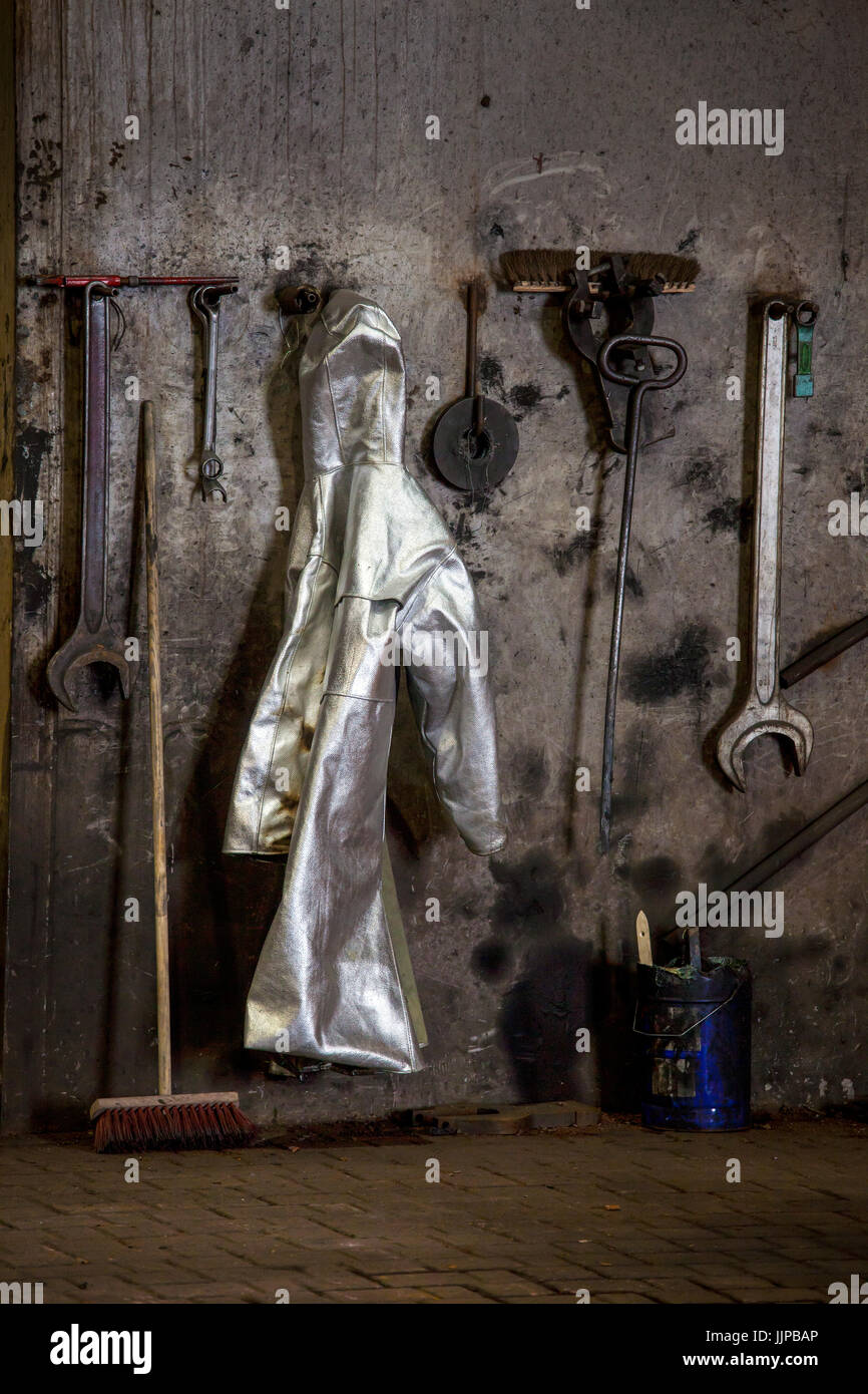 ThyssenKrupp-Stahlwerk in Duisburg, Ruhrgebiet, Nordrhein-Westfalen, Deutschland, Europa. Ein Schutzanzuges ein Stahlarbeiter hängt an der Wand am b Stockfoto