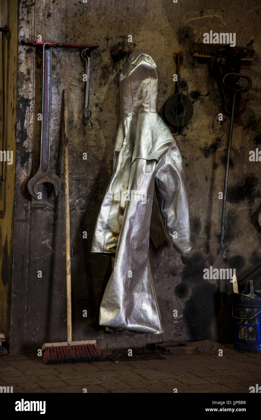 ThyssenKrupp-Stahlwerk in Duisburg, Ruhrgebiet, Nordrhein-Westfalen, Deutschland, Europa. Ein Schutzanzuges ein Stahlarbeiter hängt an der Wand am b Stockfoto