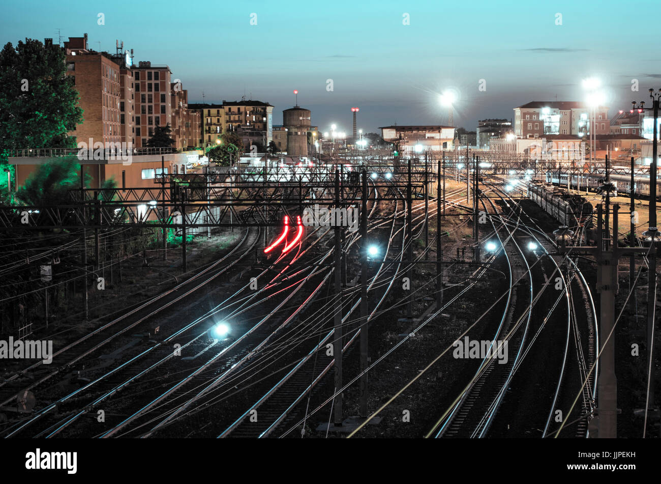 Ein Bild der Zug Eisenbahn nahe dem Hauptbahnhof von Bologna, Italien Stockfoto