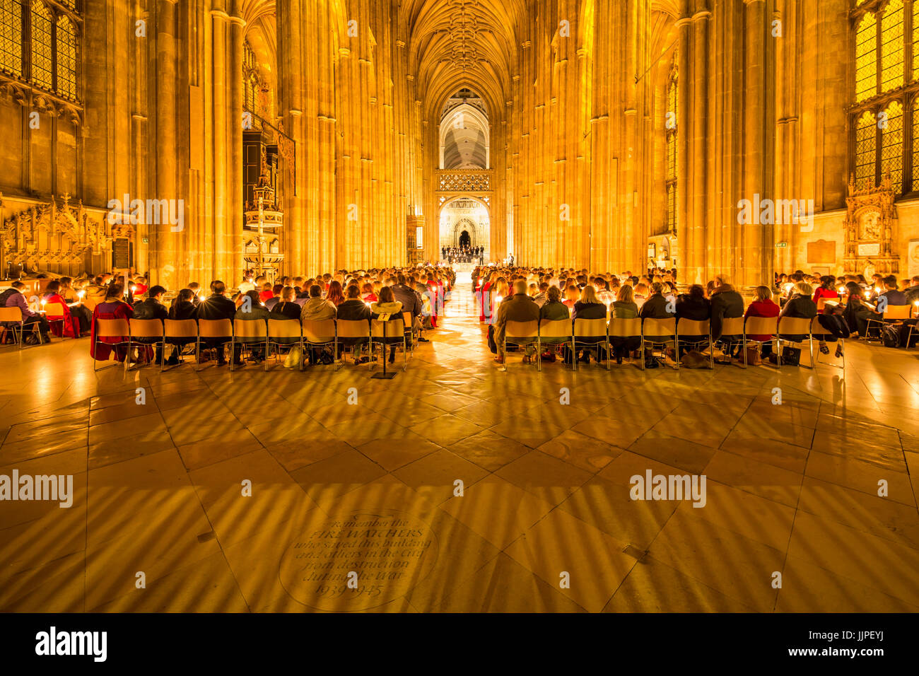 Ein Candle-Light Weihnachtsgottesdienst im Inneren der Kathedrale von Canterbury. Stockfoto