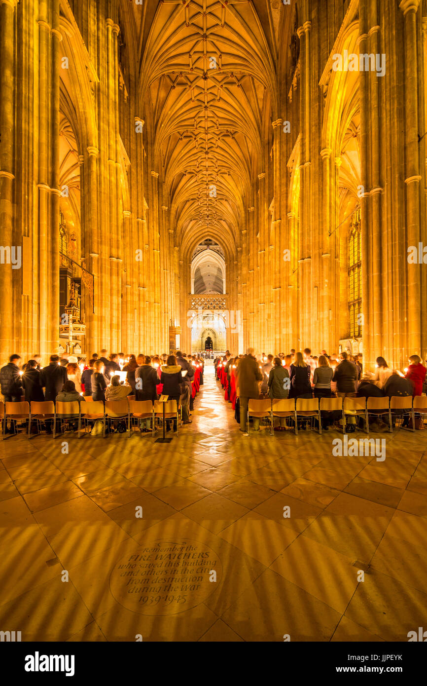 Ein Candle-Light Weihnachtsgottesdienst im Inneren der Kathedrale von Canterbury. Stockfoto