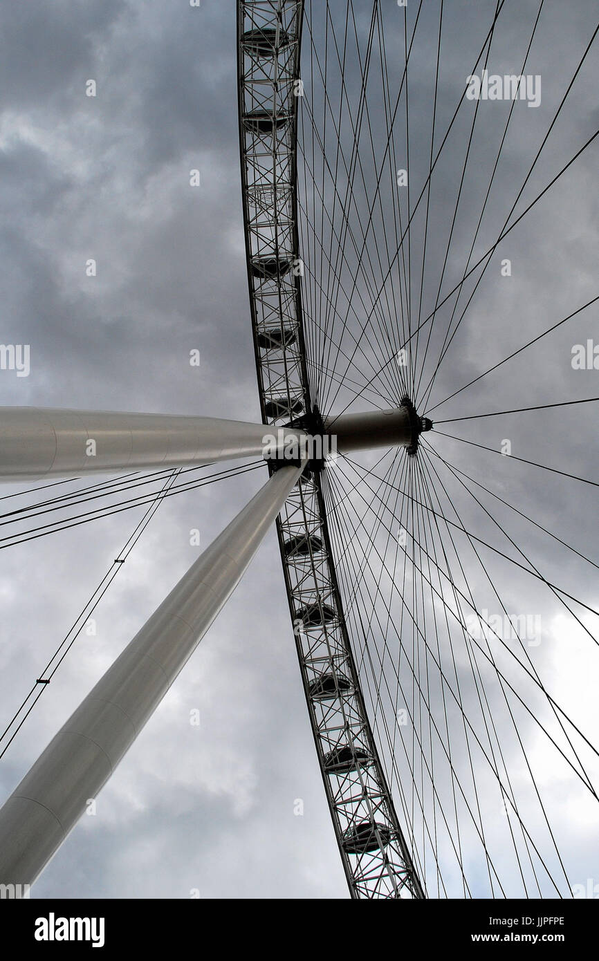 Das London Eye ist ein Riesenrad am Südufer der Themse in London, England Stockfoto