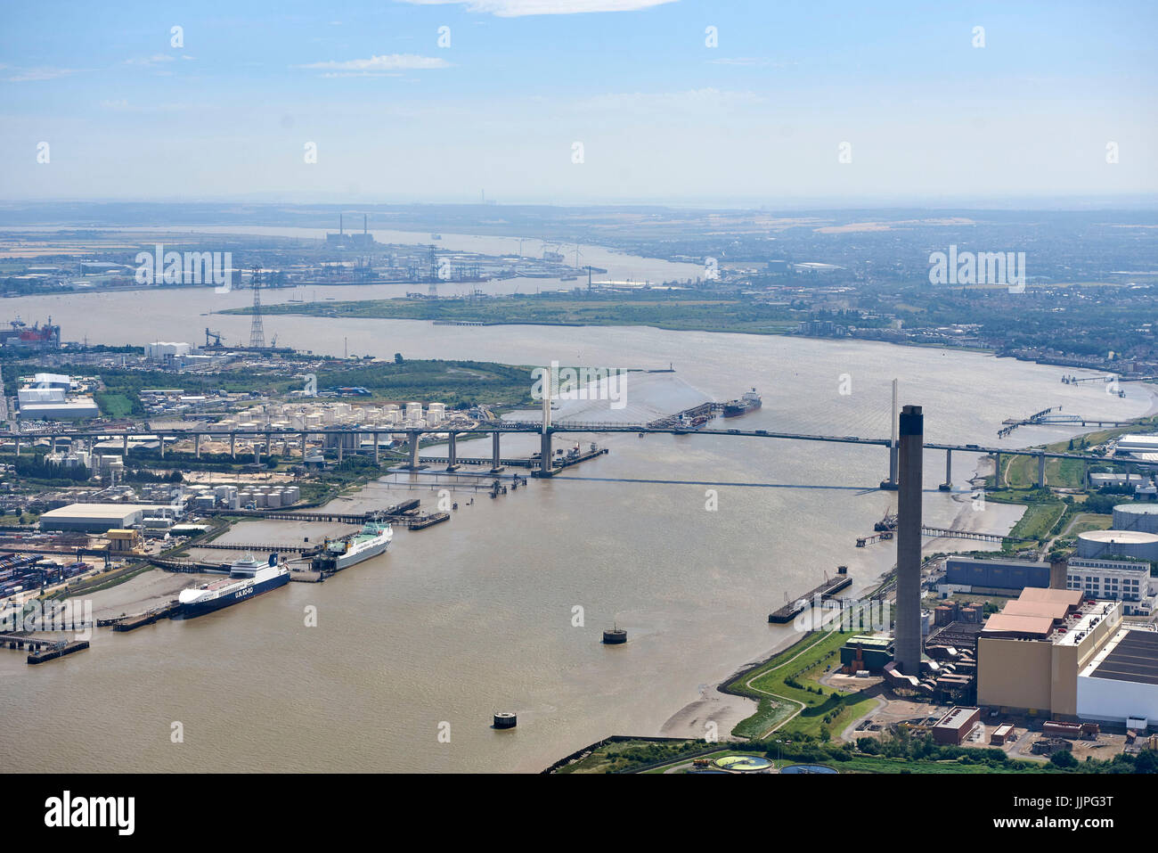 Eine Luftaufnahme des M25 Dartford Crossing (Königin-Elisabeth-Brücke), South East England, UK. Auf der Suche auf dem Fluss Themse. Stockfoto