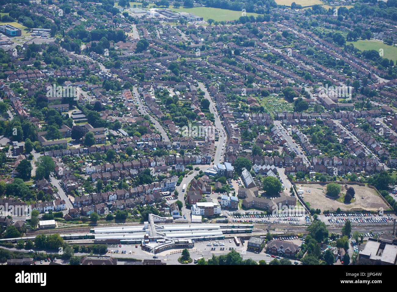 Eine Luftaufnahme des Horsham Railway Station, Sussex, Südostengland Stockfoto