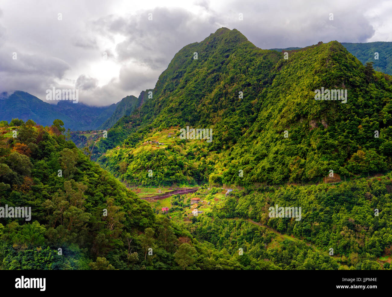 Ein erhöhter Blick auf Baum bedeckt Hügel und Berge in einem abgelegenen Teil der Insel Madeira. Stockfoto