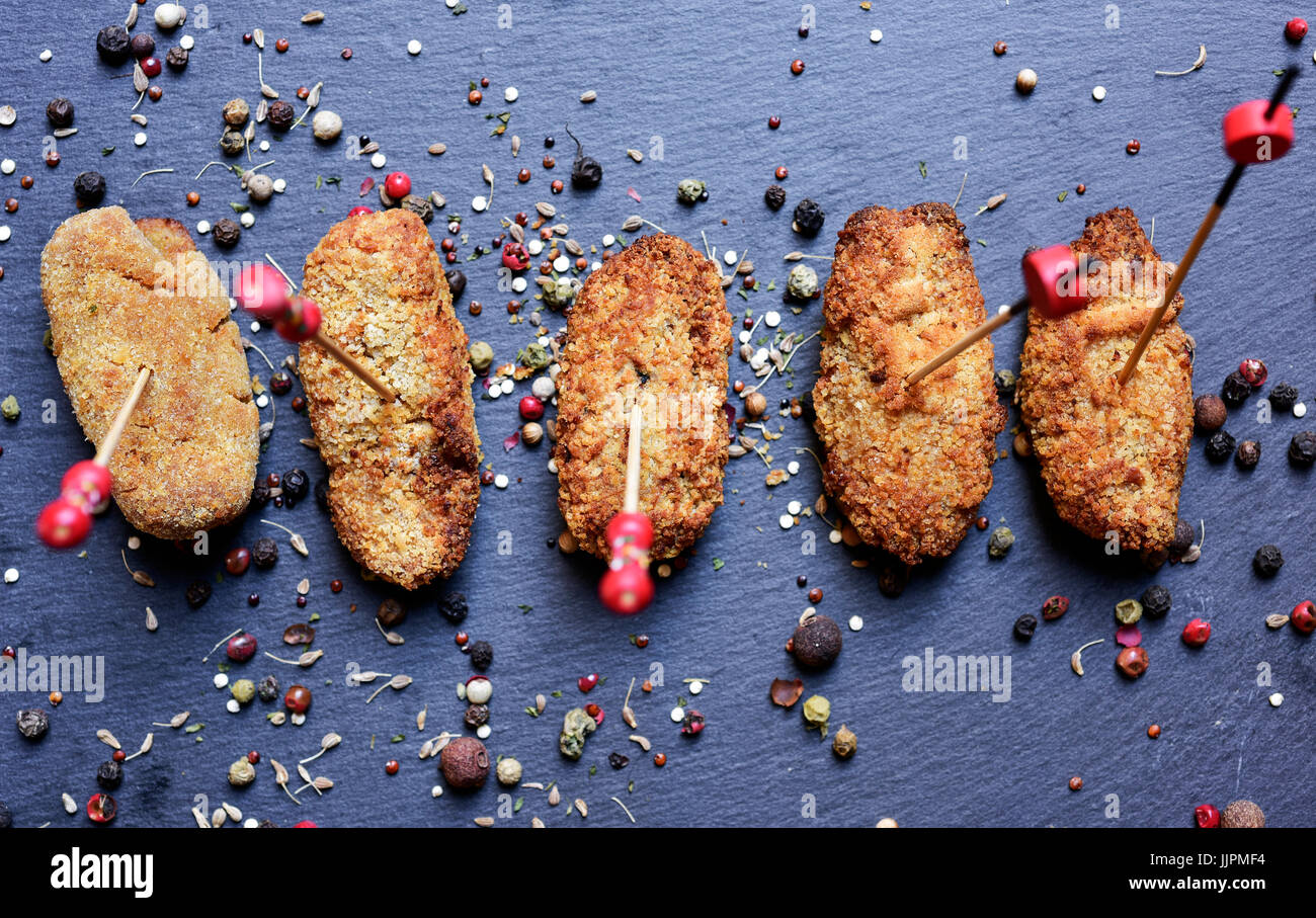 High-Angle Shot von einigen spanischen Hausgemachte Kroketten, wie Tapas, auf einem Schiefer Tablett serviert Stockfoto