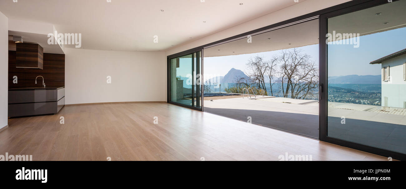 Große Fenster im leeren Zimmer Stockfoto