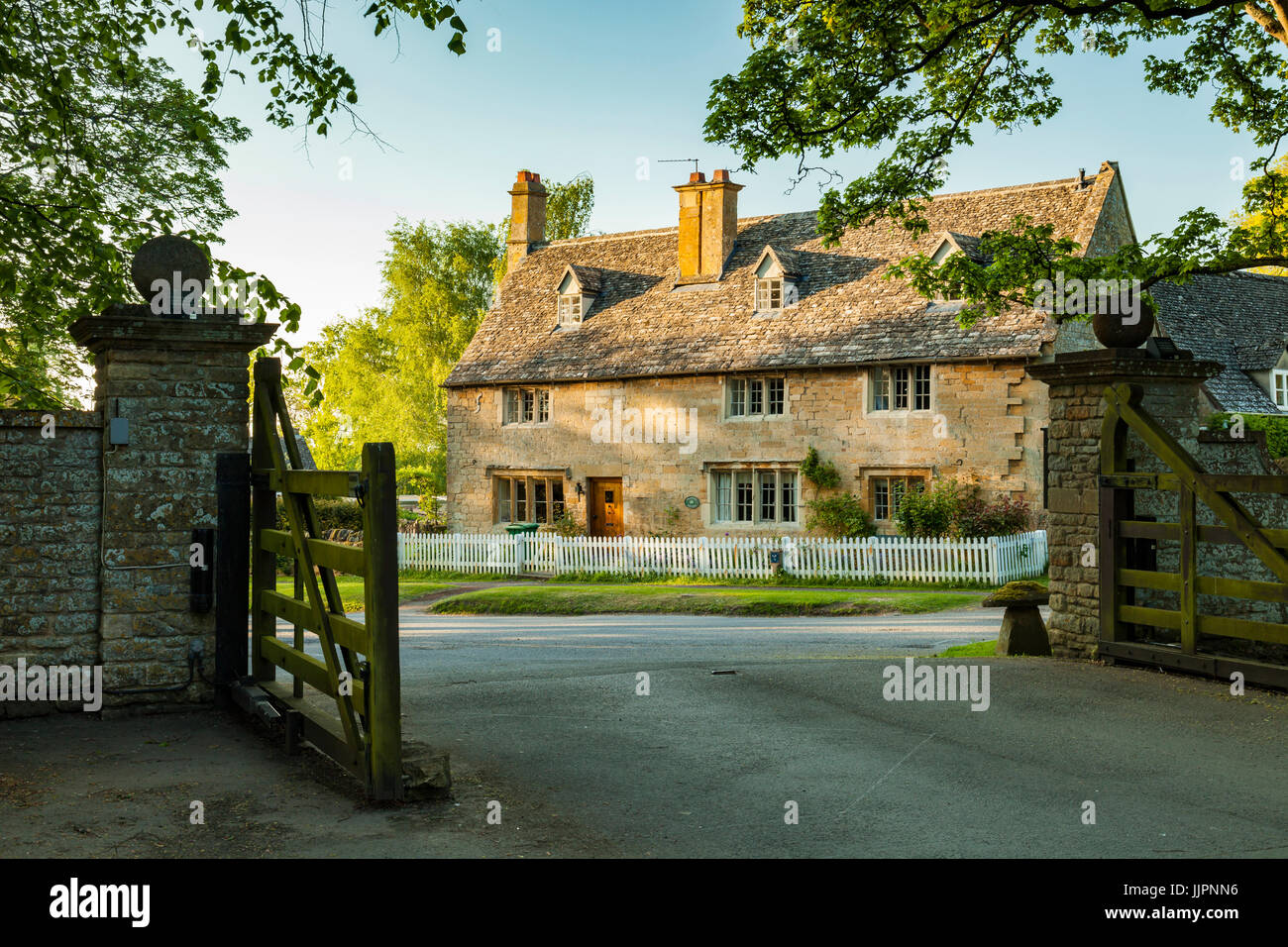 Frühling am Abend in der Cotswold-Dorf Buckland in Gloucestershire. Stockfoto