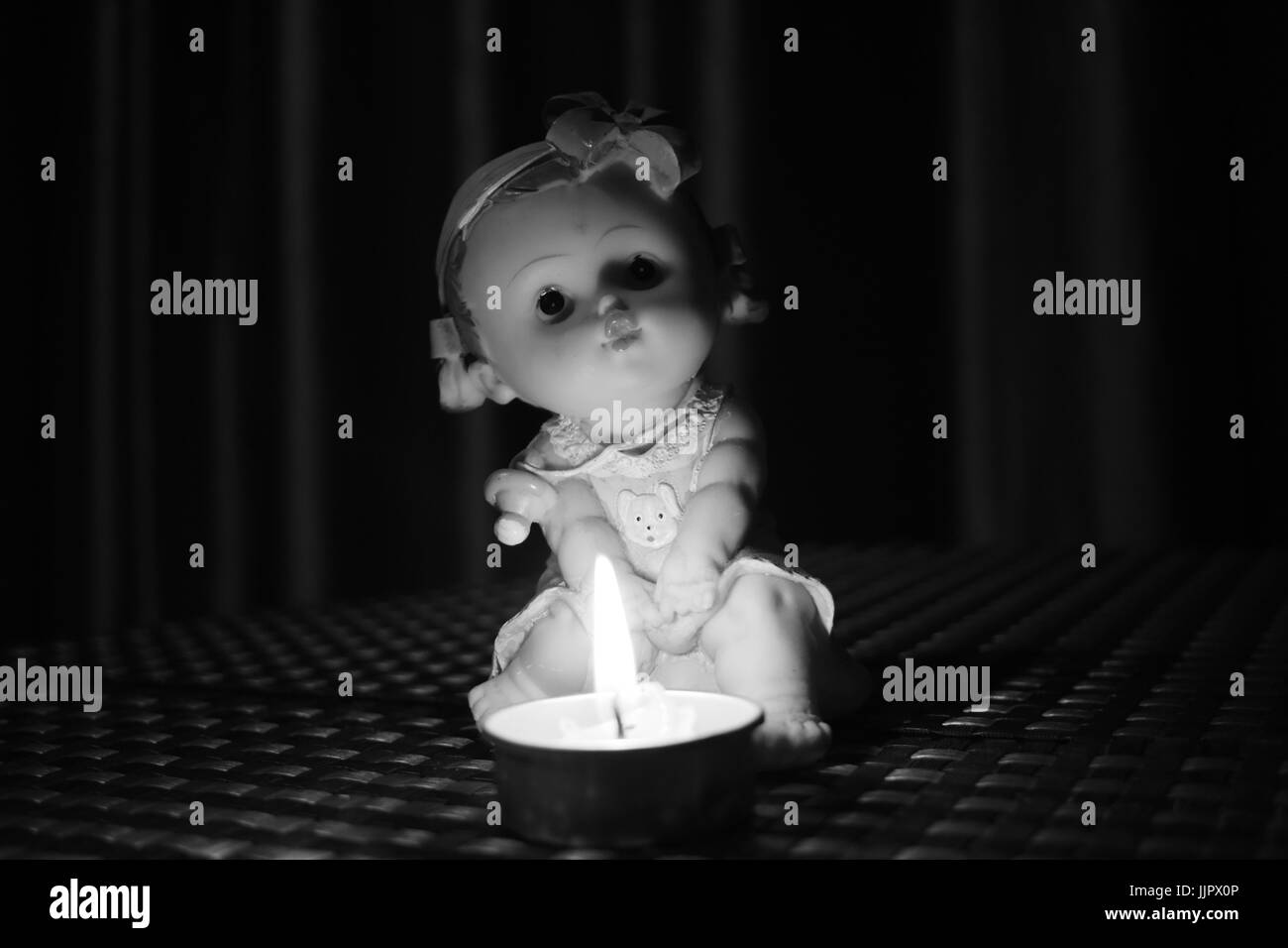Kerze und Puppe Stockfoto