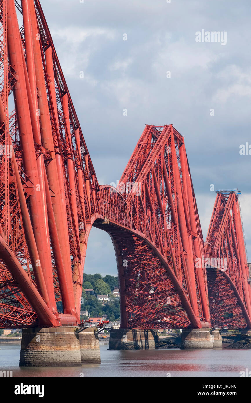 Ansicht des historischen her Eisenbahnbrücke aus South Queensferry in Schottland, Vereinigtes Königreich. Stockfoto