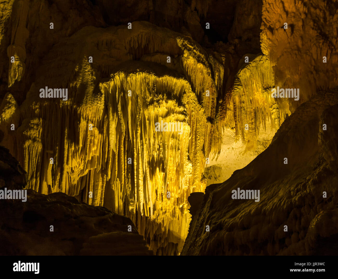 Höhlen von Frasassi, Italien, Ancona, Region Marken. Entstehung von Stalagmiten und Stalaktiten in den Höhlen von Frasassi, Stockfoto