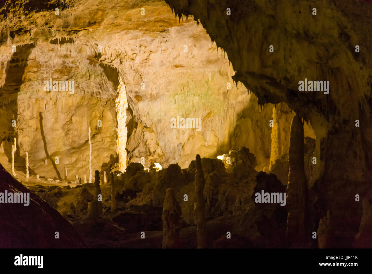 Höhlen von Frasassi, Italien, Ancona, Region Marken. Entstehung von Stalagmiten und Stalaktiten in den Höhlen von Frasassi. Stockfoto