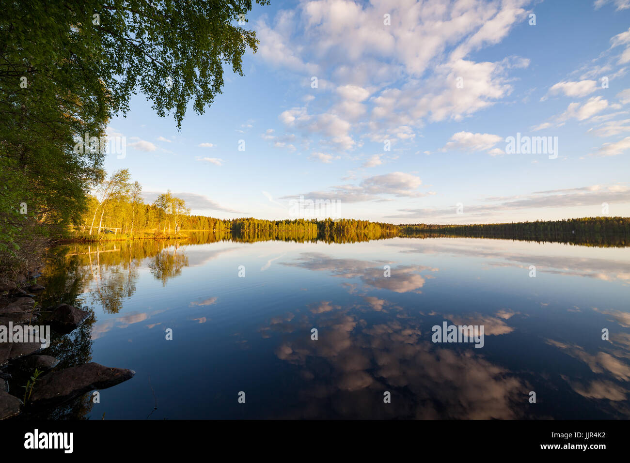 Noch See perfekte Spiegelung des Himmels und der Wolken Stockfoto