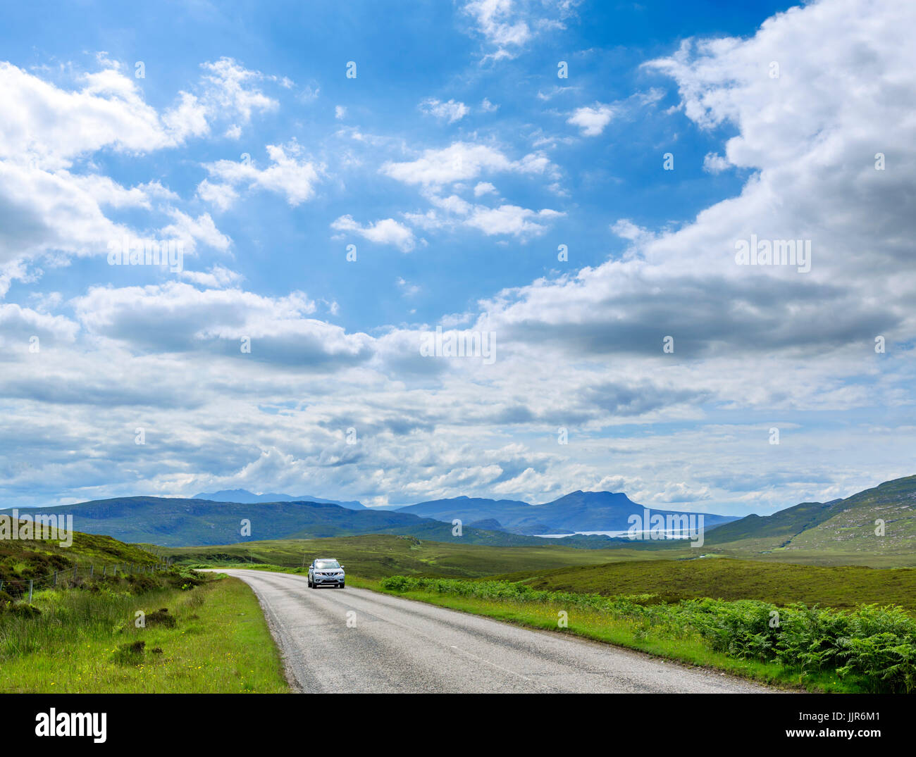 Auto auf der A835 nördlich von Strathcanaird, Teil des North Coast 500 landschaftlich schöne Strecke, Wester Ross, Highland, Schottland, Vereinigtes Königreich Stockfoto