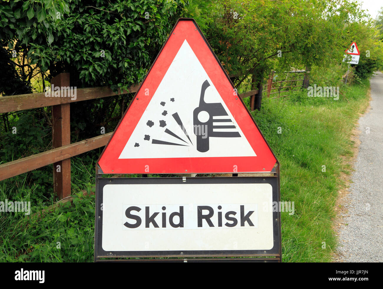 Skid-Risiko, Autofahrer, Achtung Schild, England, UK, Englisch, Straßenrand, Warnungen, Zeichen Stockfoto
