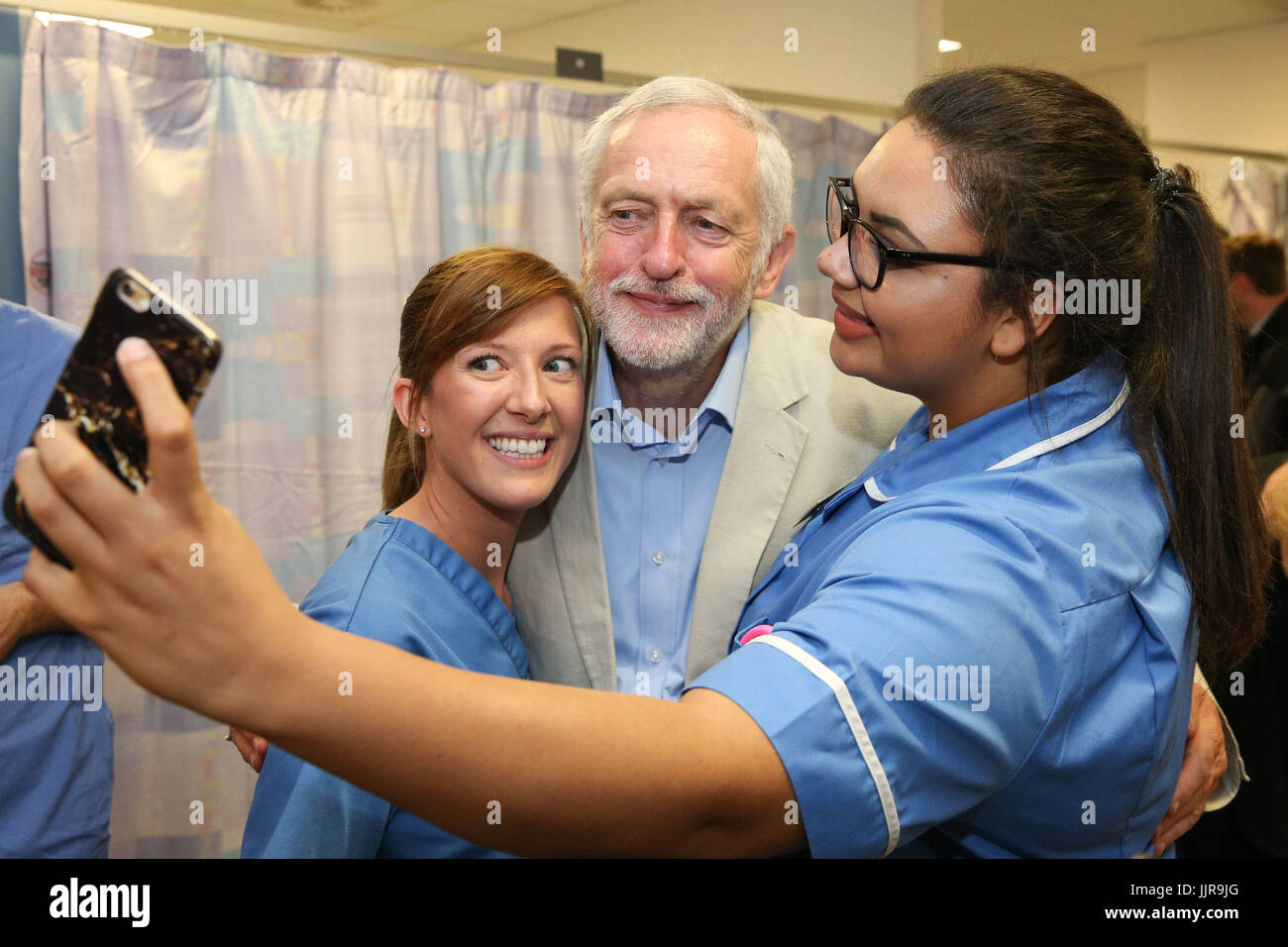 Arbeitsleiter Jeremy Corbyn posiert für ein Foto für Pflegepersonal während eines Besuchs im Royal Stoke University Hospital, um die A&E-Abteilung zu besuchen und das &ACIRC;&pound;119 Mio. Defizit zu besprechen, mit dem das Krankenhaus konfrontiert ist. Stockfoto