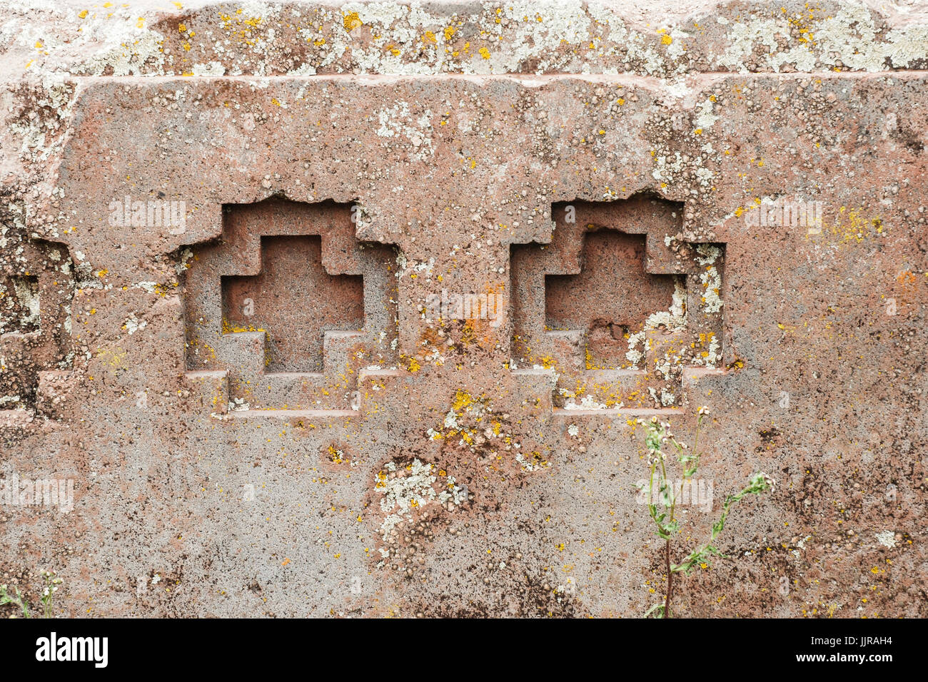 Schnitzen in megalithischen Stein am Puma Punku Komplex, Tiwanaku, präkolumbische archäologische Stätte, Bolivien, Südamerika Stockfoto