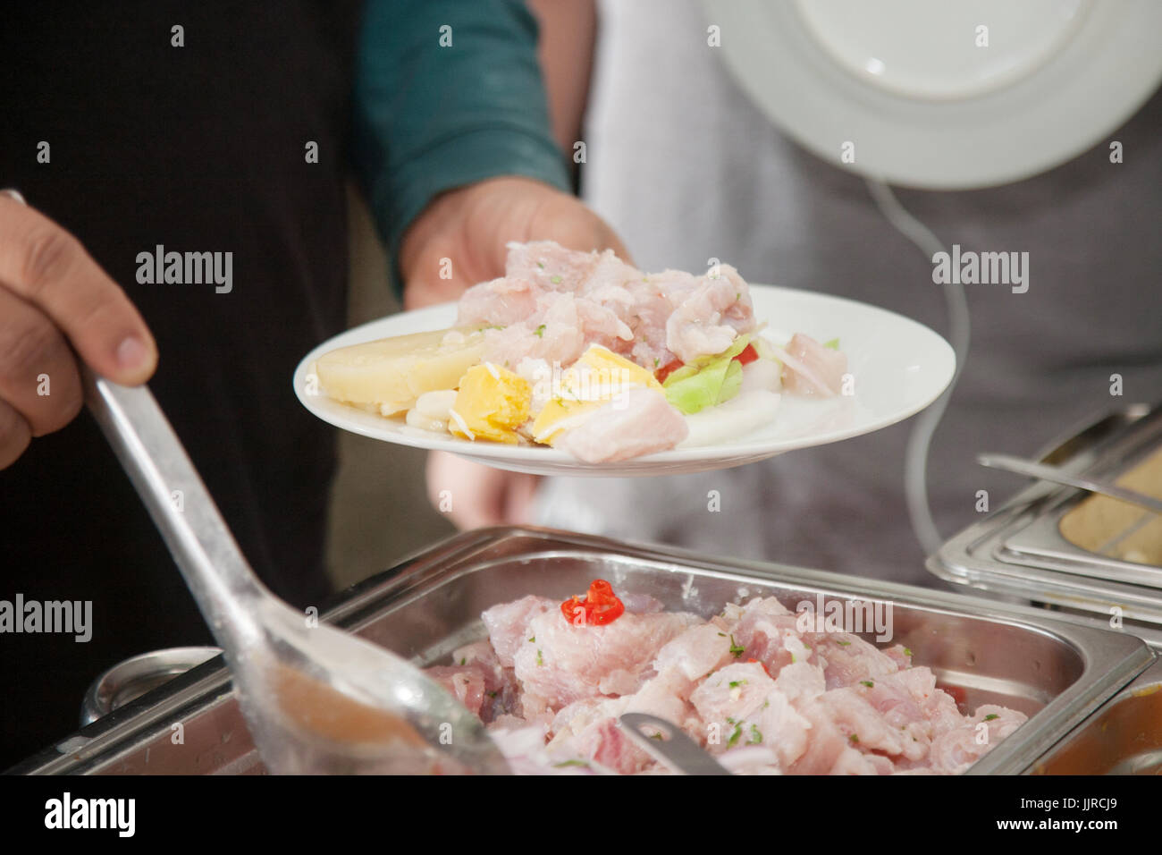 Lima ist die kulinarische Hauptstadt Südamerikas. Gerichte in einem Restaurant im La Punta in Lima Stockfoto