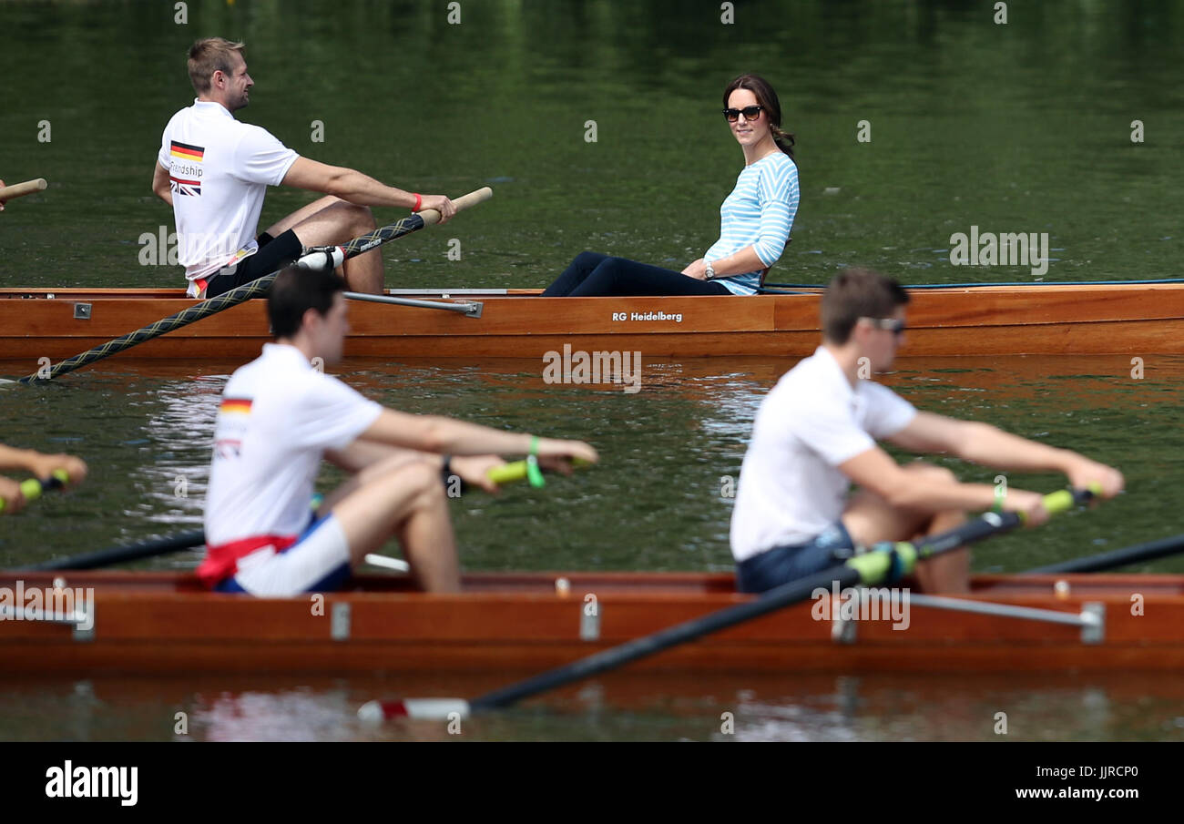Herzogin von Cambridge nimmt Teil an einem Ruder Wettbewerb am Neckar bei ihrem Besuch in Heidelberg am zweiten Tag ihrer drei-Tages-Tour von Deutschland. Stockfoto