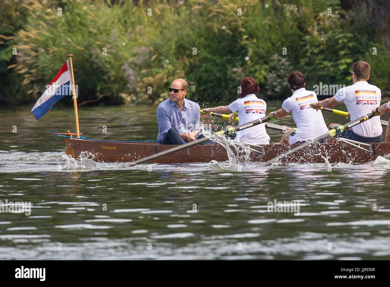 Der Duke of Cambridge beteiligt sich an einer Ruderregatta zwischen Mannschaften aus den Partnerstädten von Heidelberg und Cambridge in Heidelberg, Deutschland, am Tag drei ihrer fünf-Tage-Tour von Polen und Deutschland. Stockfoto