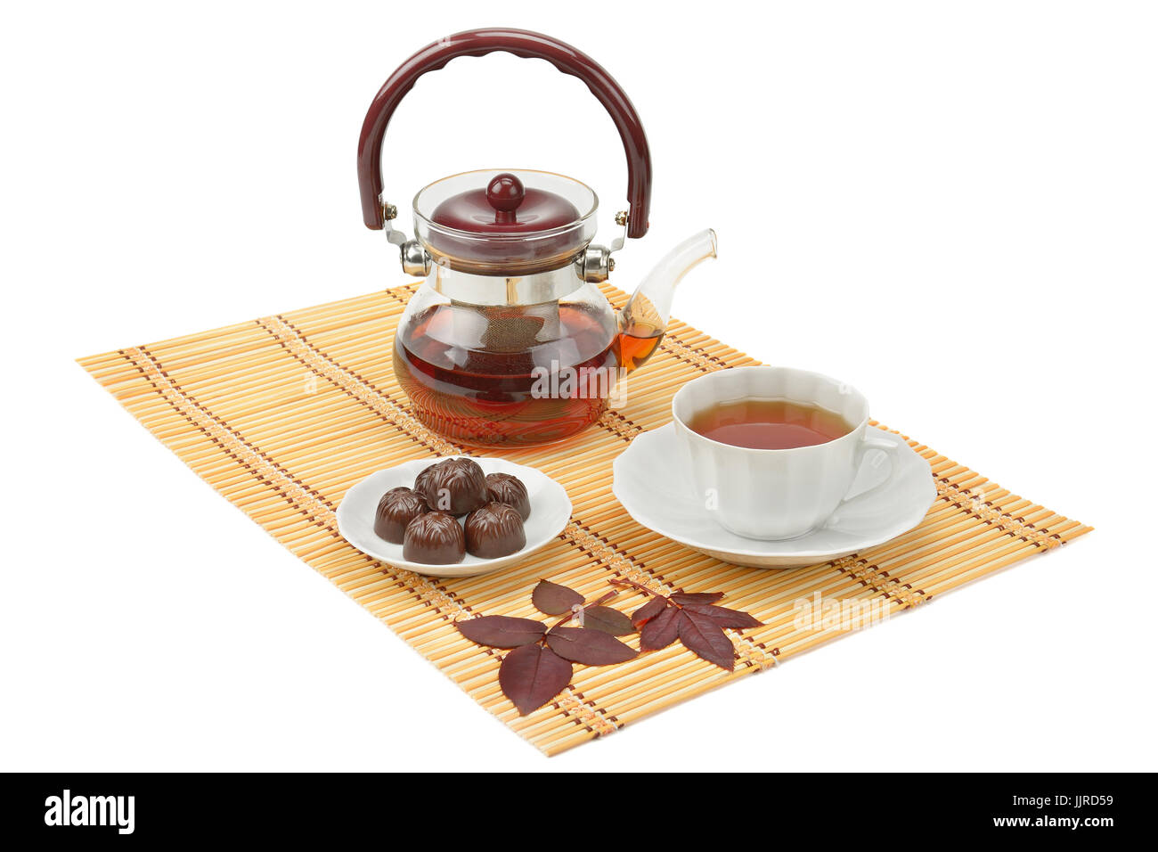 Tee und Tee-Utensilien, die isoliert auf weißem Hintergrund Stockfoto