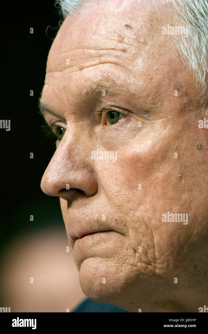 UNS. Attorney General Jeff Sessions antwortet auf Fragen der stellvertretende Vorsitzende des Senats Intelligence Committee Senator Mark Warner Demokrat Virginia während seiner Aussage vor dem Ausschuss. Washington DC, 13. Juni 2017. Stockfoto