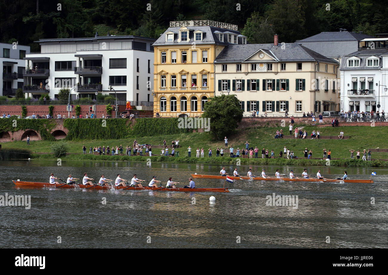 Der Herzog und die Herzogin von Cambridge nehmen Teil in einem Ruder-Wettbewerb am Neckar bei ihrem Besuch in Heidelberg am zweiten Tag ihrer drei-Tages-Tour von Deutschland. Stockfoto