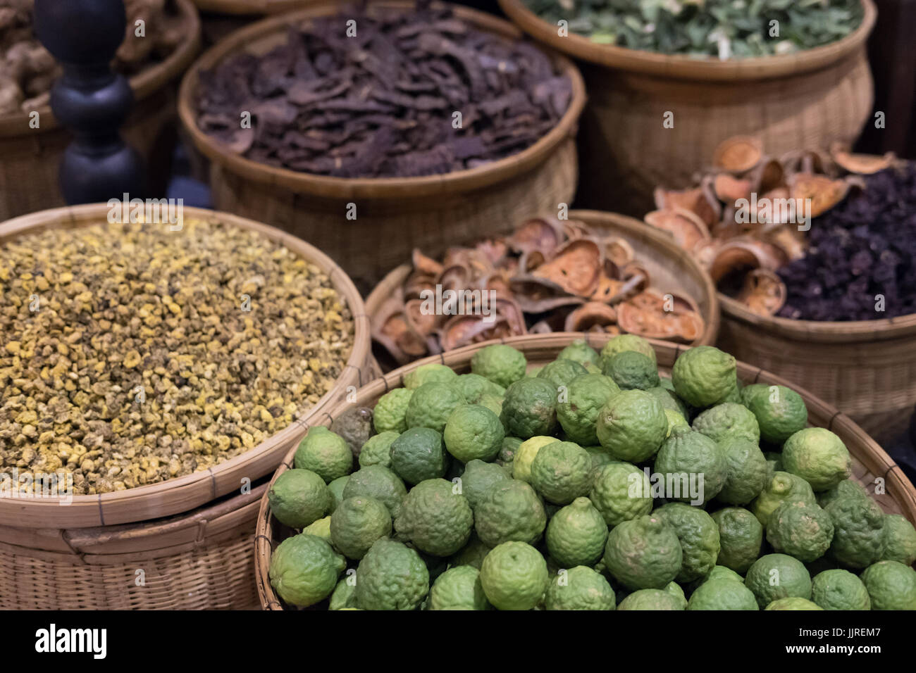 Haufen von Kaffir lime, getrocknete Ballen Obst, Chrysantheme. Kraut, Gesundheit, Wellness-Konzept Stockfoto