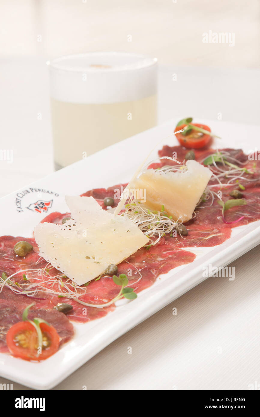 Lima ist die kulinarische Hauptstadt Südamerikas. Carpaccio, erstellt in einem Restaurant im La Punta in Lima Stockfoto