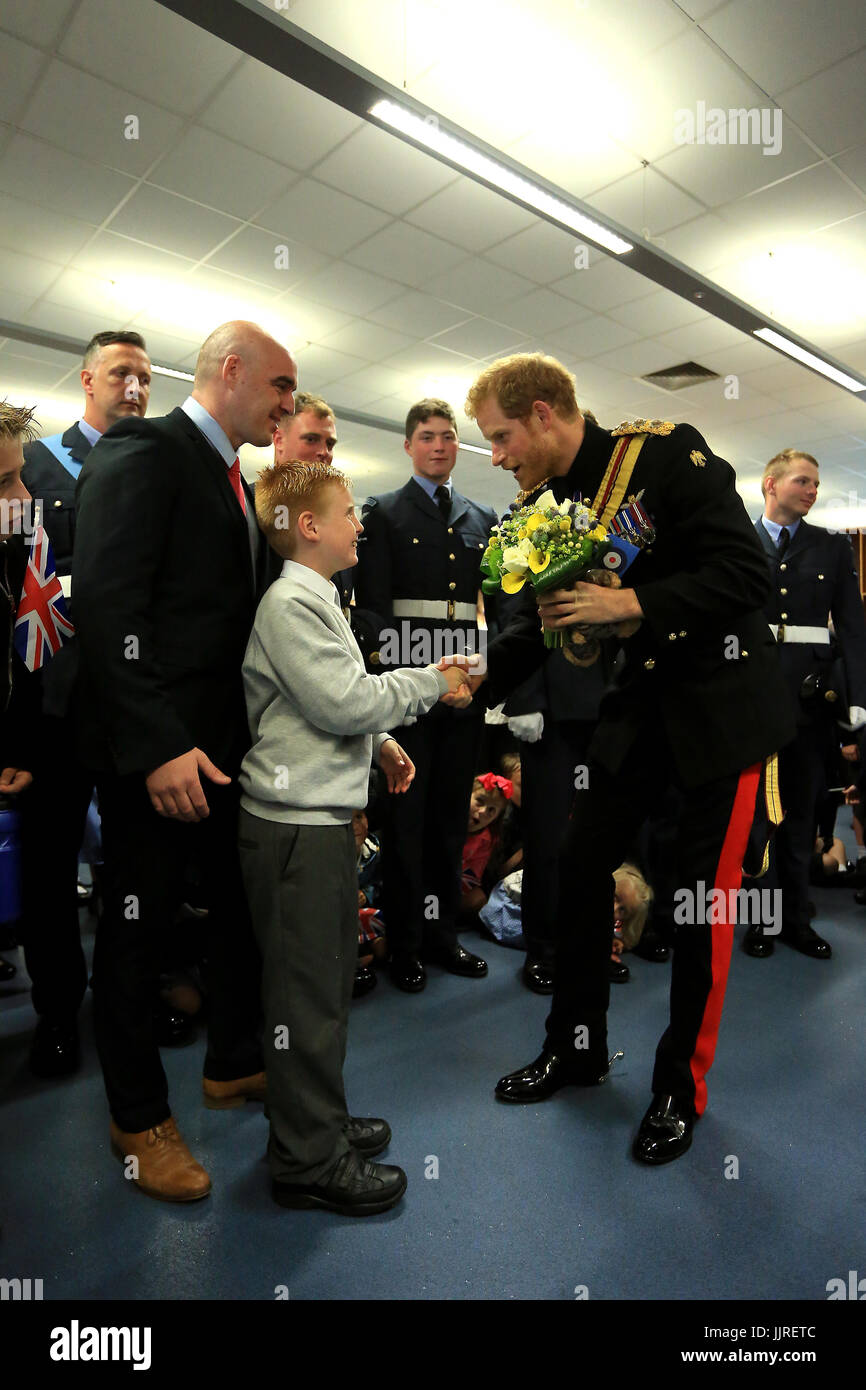 Prinz Harry trifft Jordan Brown und sein Sohn Sam während eines offiziellen Besuchs in RAF-Basis in Bury St Edmunds. Stockfoto