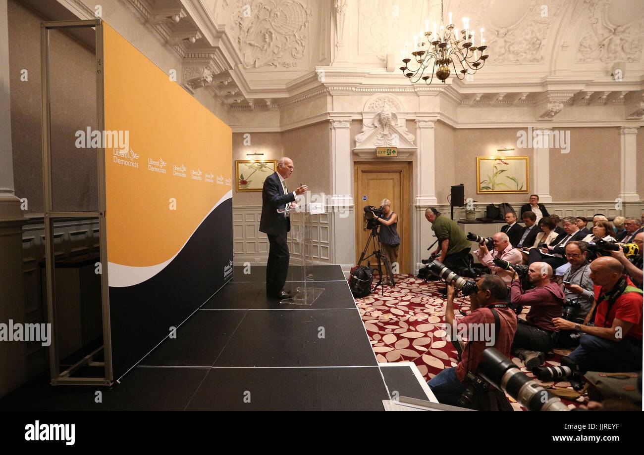 Sir Vince Cable sprechen, wie er als der neue Führer der Liberaldemokraten im Londoner St Ermin Hotel benannt ist. Stockfoto