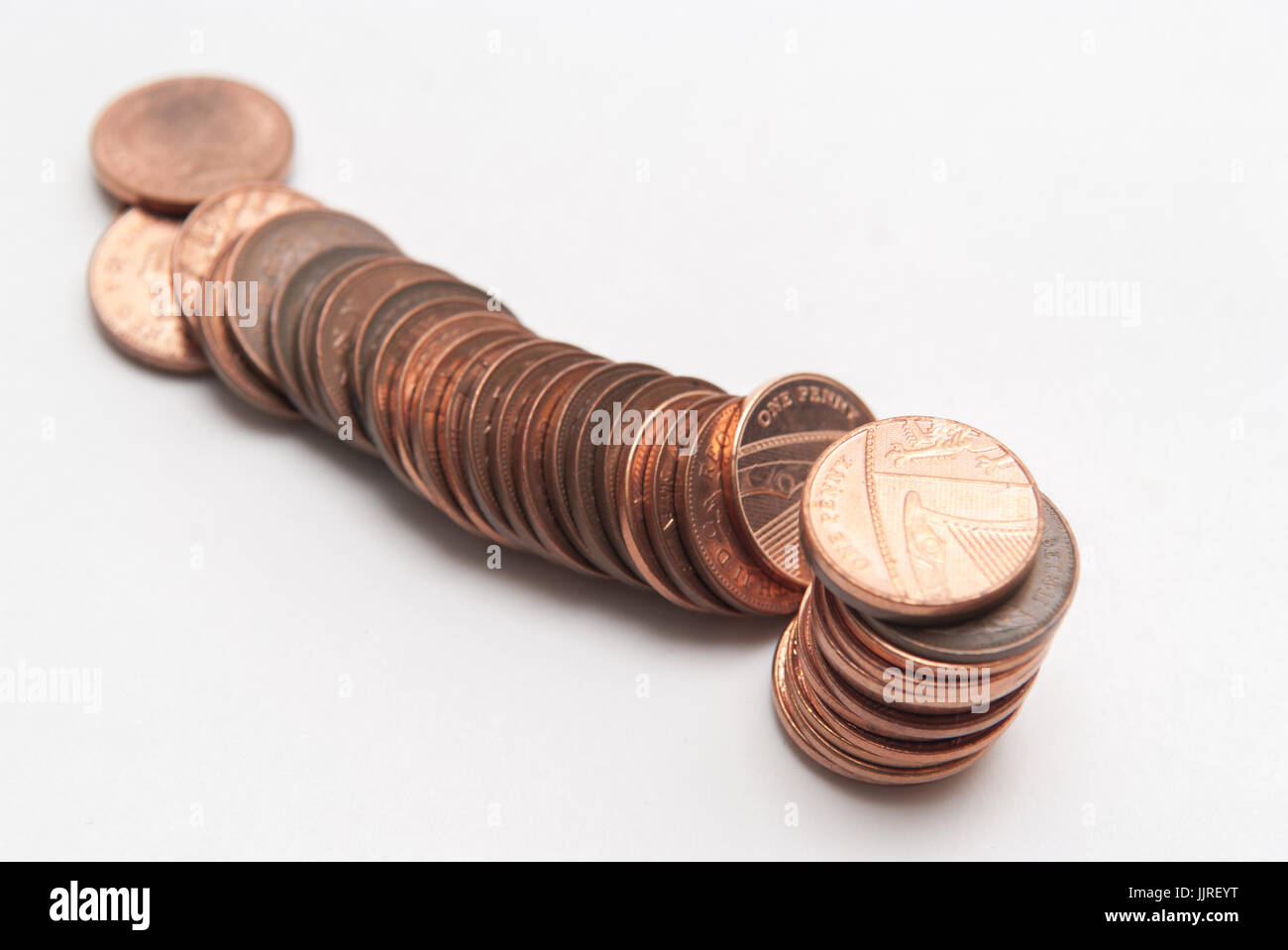 Britische einen Cent-Münzen in einem gefallenen Haufen Stockfoto