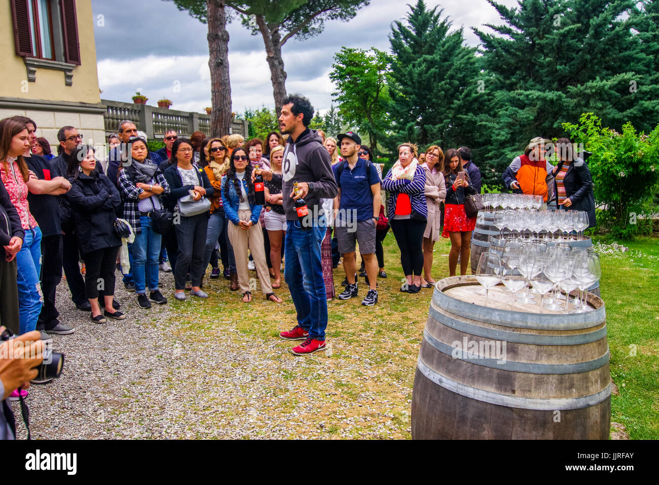 Gruppe von Touristen bei einer Weinprobe im Land Chianti Toskana Italien Stockfoto