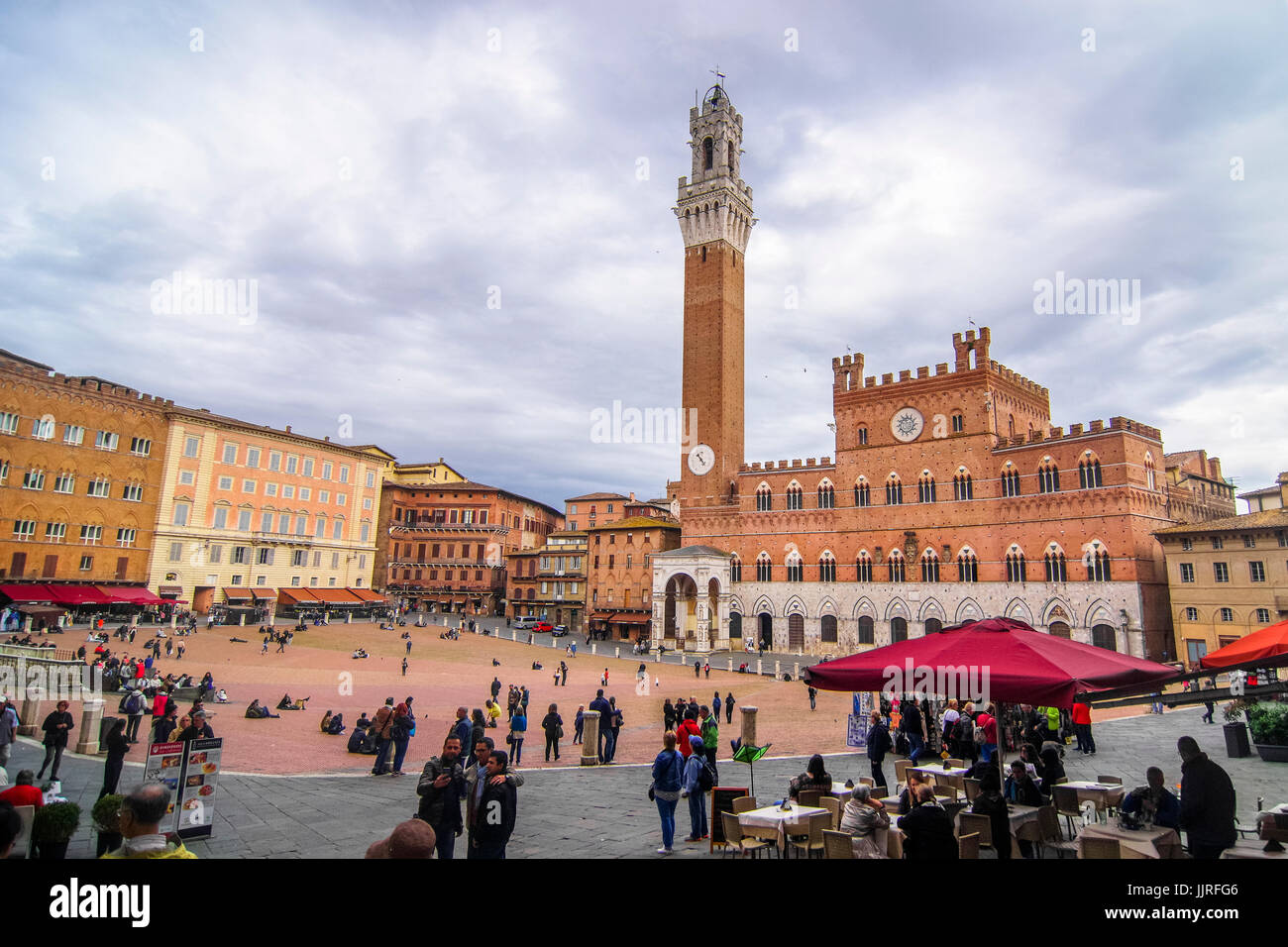 Ansicht der Piazza del Campo (Campo Platz), Mangia-Turm (Torre del Mangia) und Santa Maria in Provenzano Kirche Siena, Toskana, Italien Stockfoto