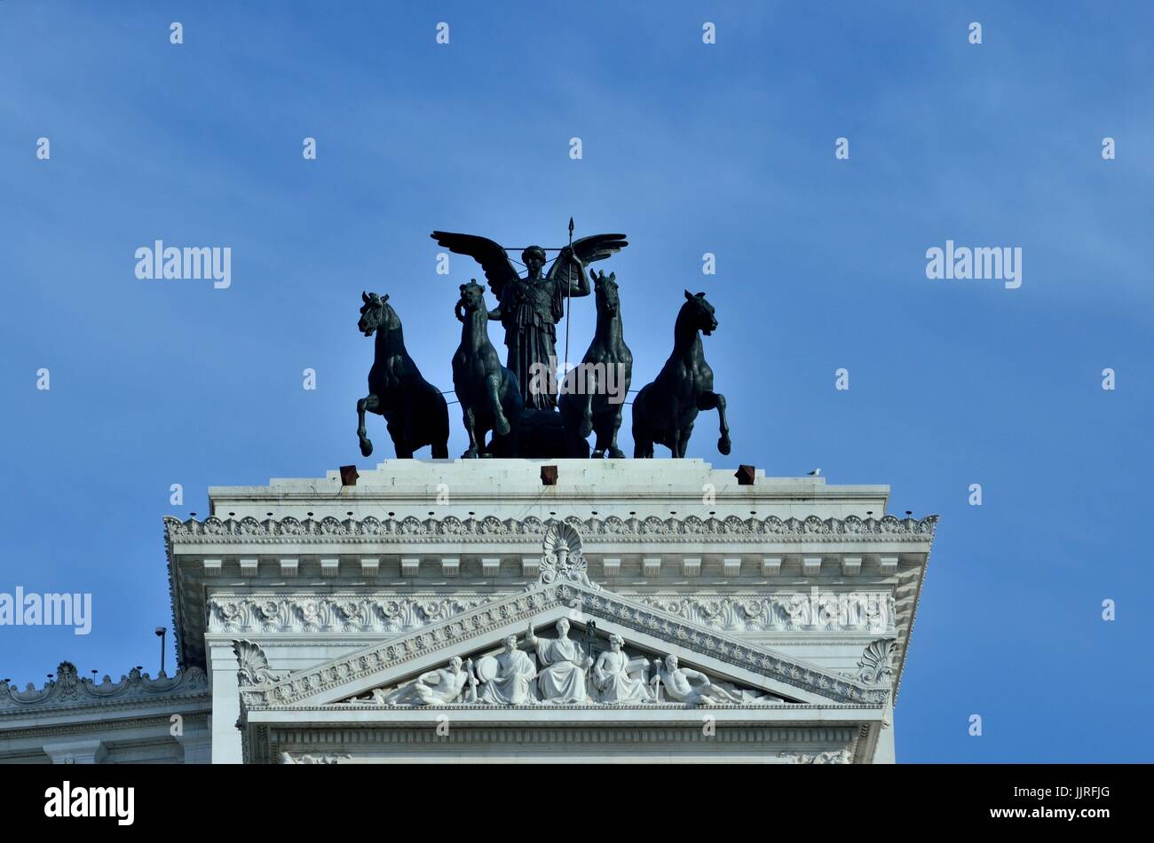 Die Quadriga der Einheit und Civivm Libertati - die gemeißelte Inschrift über die West-Kolonnade des Monumento Nazionale, Rom, Italien, Europa Stockfoto