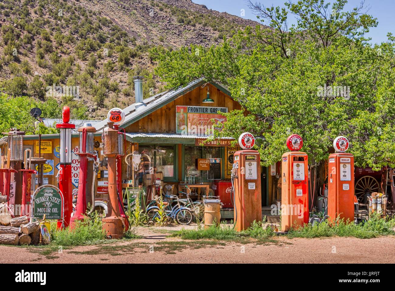 Alte Gaspumpen, antike Schilder und Erinnerungsstücke an Tankstellen im Klassischen Gasmuseum in Embudo, in der Nähe von Taos, New Mexico, USA. Stockfoto
