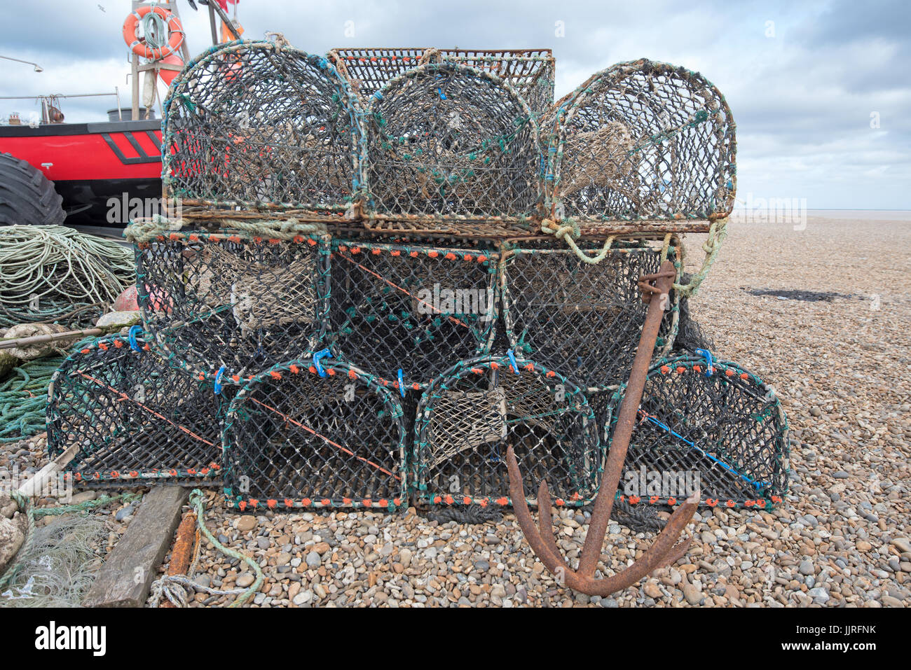 Hummer-Töpfe und ein Boot am Strand einsatzbereit. Stockfoto