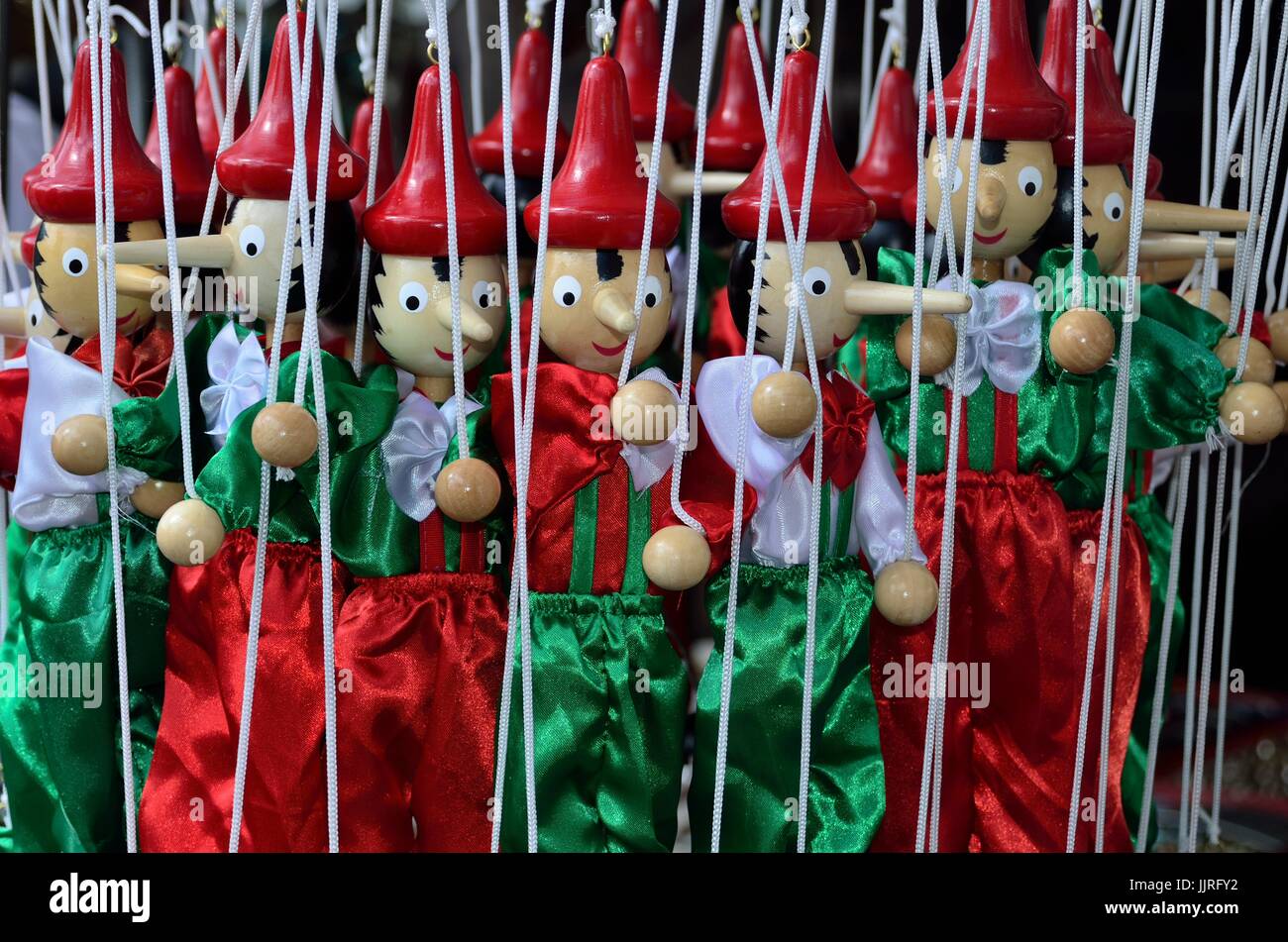 Traditionelle italienische Spielzeug. Holzpuppe Pinocchio angezeigt zum Verkauf als Andenken an Italien, Pisa, Italien, Europa Stockfoto