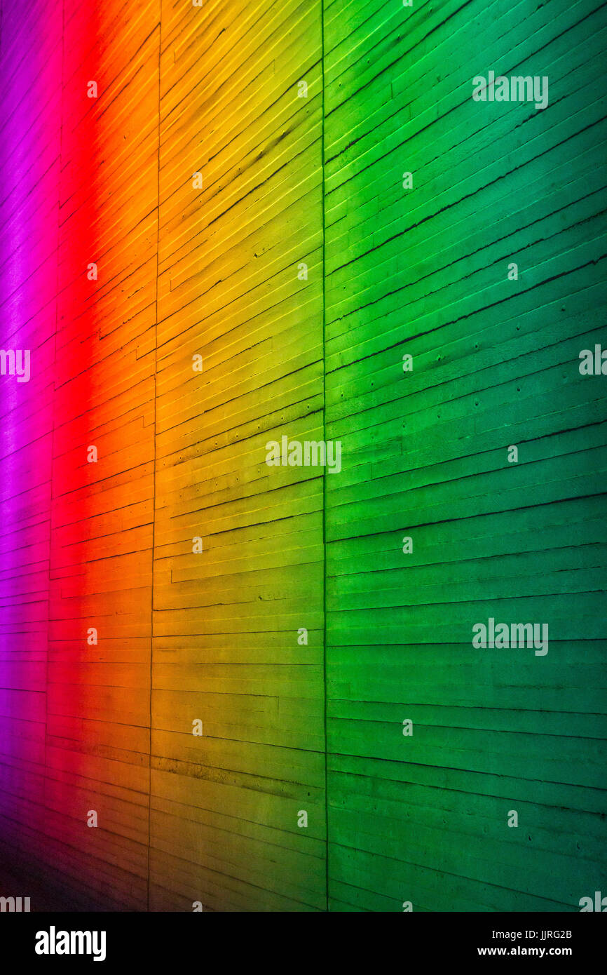 Nationaltheater in Regenbogen Lichtern beleuchtet anlässlich der Londoner Gay Pride feiern Stockfoto
